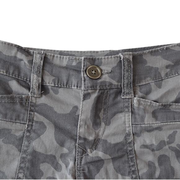 Y2K Unionbay Gray Camo Short Shorts Size 5 Juniors - Picture 2 of 5